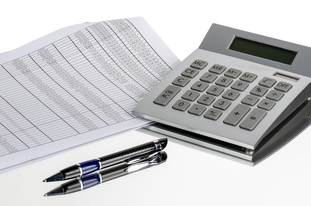 Foto calculadora e canetas em fundo branco