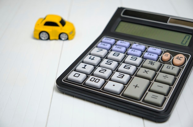 Calculadora e conceito de carro para calcular o custo de compra de carro