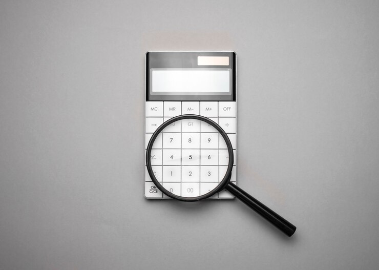 Calculadora electrónica con lupa. Accesorios empresariales. Economía empresarial, calculadora, escritorio.