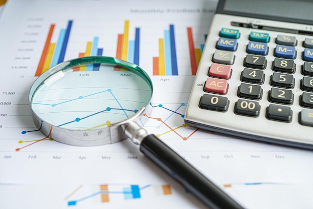 Calculadora em papel de planilha e gráfico Desenvolvimento de finanças Estatísticas de contas bancárias Investimento Economia de dados de pesquisa analítica Negociação em bolsa de valores Conceito de empresa de negócios