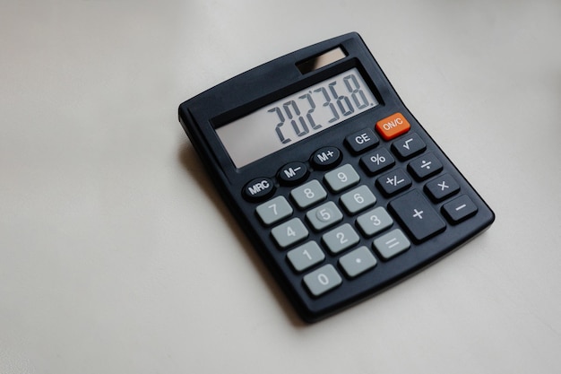 Foto calculadora em uma mesa finanças de ano novo 2023