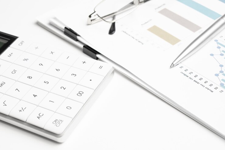 Calculadora de estado financiero y hoja de balance en el escritorio del auditor. Concepto de negocio de contabilidad y auditoría.