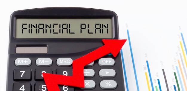 Calculadora con flecha roja ascendente y texto Plan financiero en la pantalla