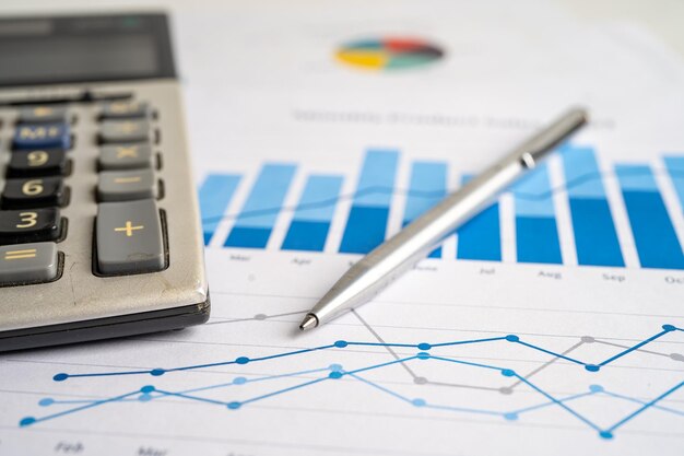 Foto calculadora en hoja de cálculo de gráficos y gráficos desarrollo financiero cuentas bancarias estadísticas inversiones datos de investigación analítica economía comercio bursátil concepto de empresa empresarial