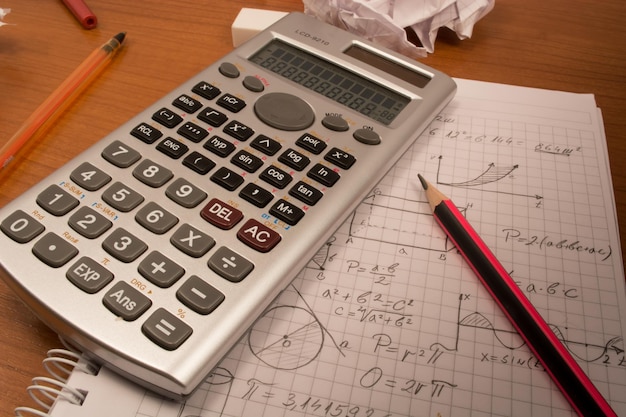 Calculadora con lápiz y goma de borrar