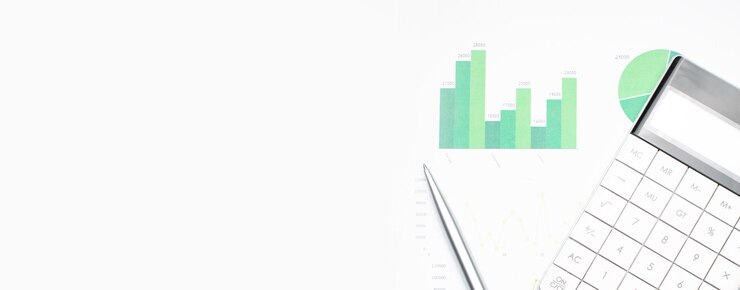 Calculadora con lápiz sobre análisis bursátil. Concepto de investigación empresarial, financiera y de auditoría.