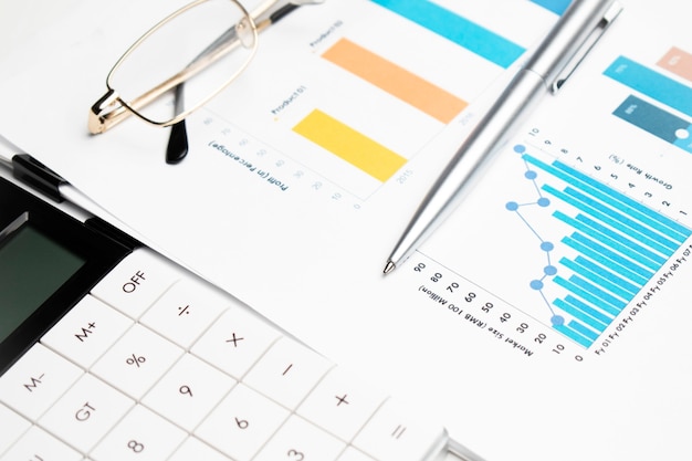 Foto calculadora con lápiz sobre datos financieros. concepto de investigación empresarial y financiera.