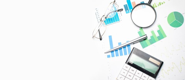 Foto calculadora con lápiz sobre datos financieros. concepto de investigación empresarial y financiera.