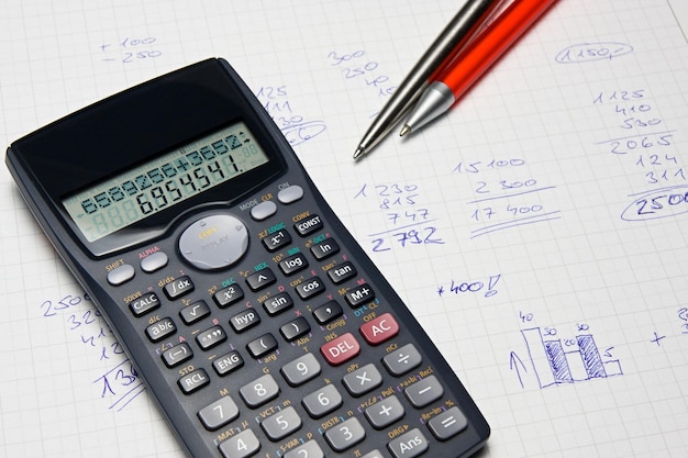 Calculadora matemática y cuenta a mano en segundo plano