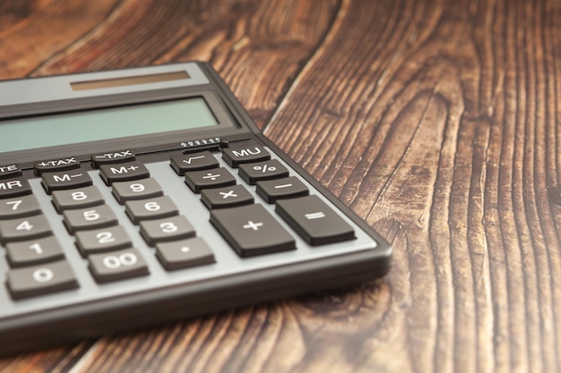 Calculadora moderna en una mesa de madera