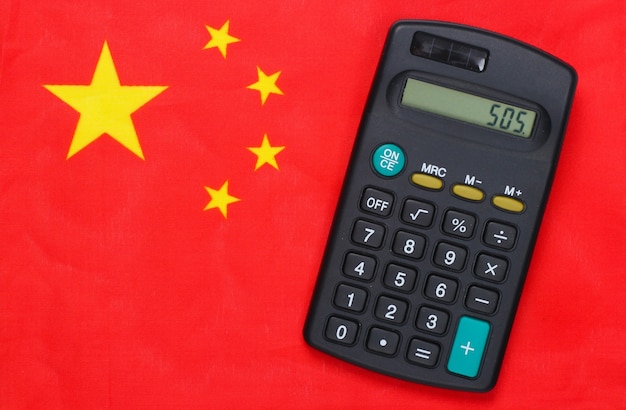 Calculadora na bandeira da China. Crise