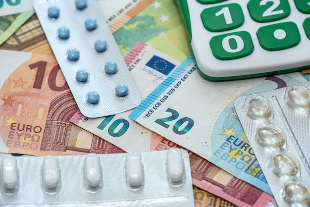 Calculadora de negocios píldoras de farmacia y billetes en euros