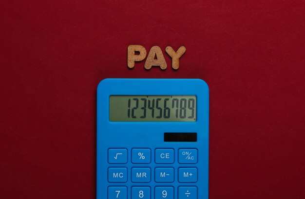 Calculadora con la palabra pagar en rojo