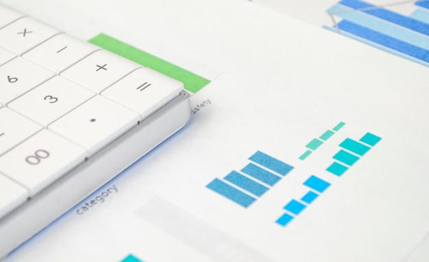 Calculadora pluma de acero e informe de análisis financiero