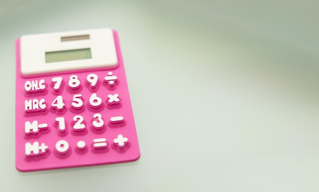 Foto calculadora púrpura hecha de caucho utilice cálculos matemáticos con espacio de copia