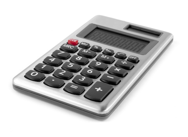 Una calculadora sobre fondos blancos