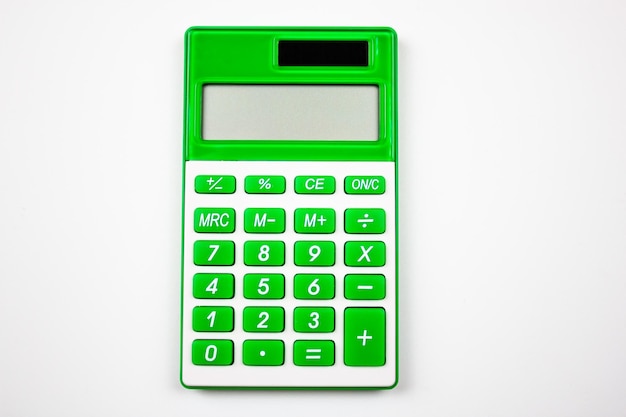 Calculadora verde en una vista superior de fondo blanco aislado