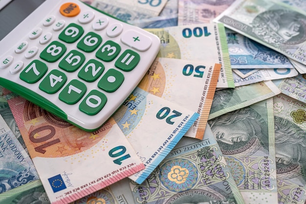 Calculadora en zloty polaco y billetes en euros