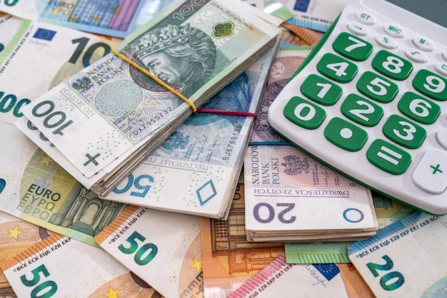 Calculadora de zloty polaco y concepto financiero de billetes en euros