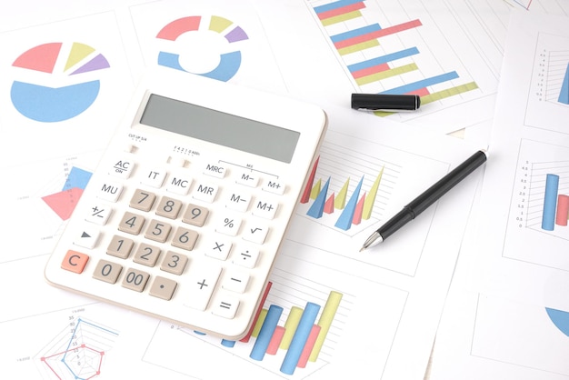 Calculadoras colocadas na mesa contábil, conceitos econômicos e financeiros