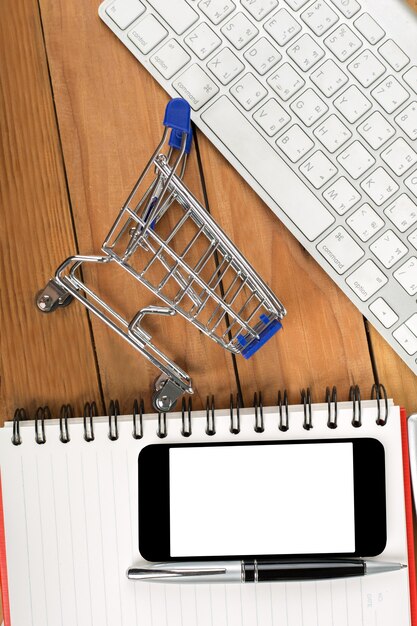 Foto calcule as compras antes de comprar o e-commerce com seu celular.