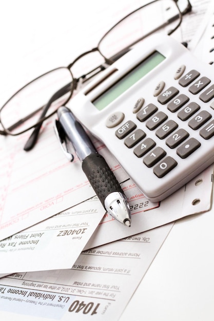 Cálculo de números para la declaración de impuestos sobre la renta con lápiz y calculadora