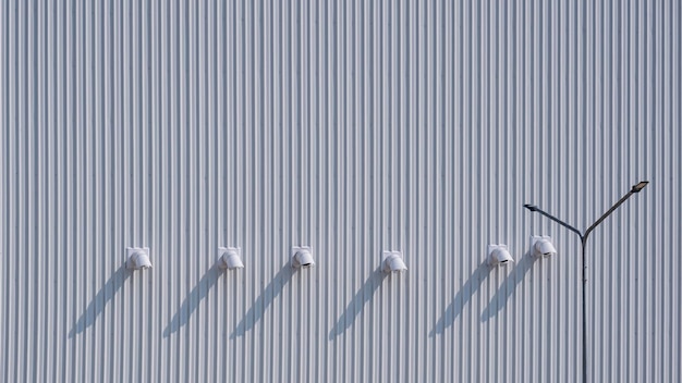 Foto caldeiras a gás chaminé com luz de rua na parede de metal corrugado branco do edifício da fábrica