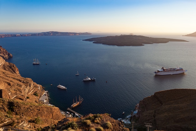 Caldera de Oia sobre o Mar Egeu no por do sol, ilha de Santorini.