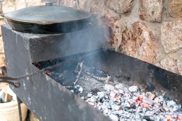 Foto caldero grande con arroz recién cocinado una serie del proceso de cocción de pilaf en un caldero enorme