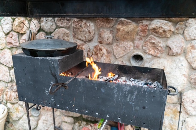 Caldero grande con arroz recién cocinado una serie del proceso de cocción de pilaf en un caldero enorme