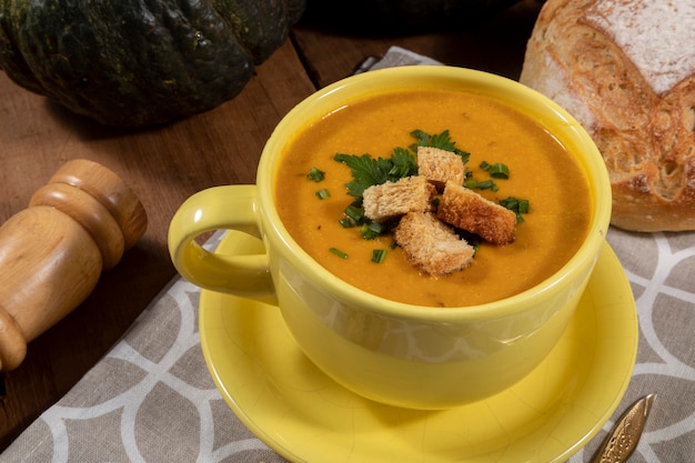 Caldo de calabaza sobre fondo de madera.