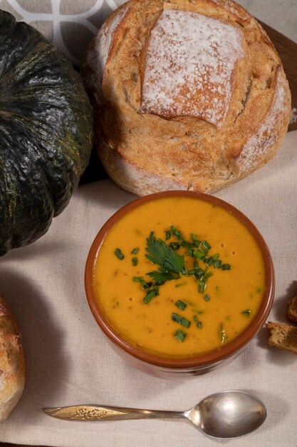 Foto caldo de calabaza sobre fondo de madera.