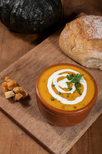 Caldo de calabaza sobre fondo de madera.