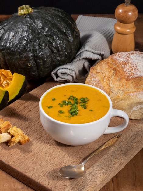 Caldo de calabaza sobre fondo de madera.