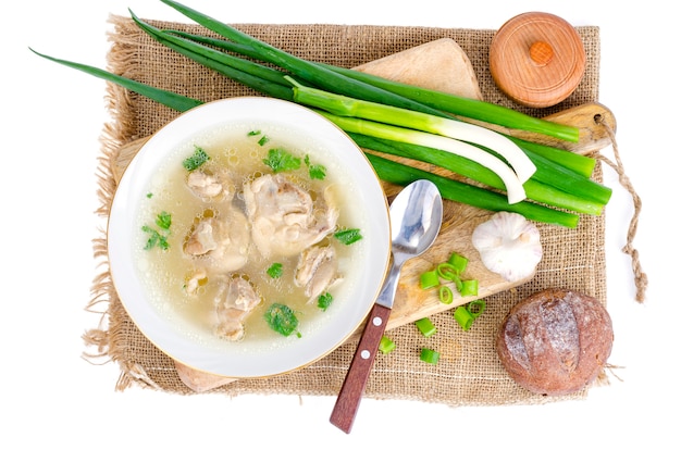 Caldo Con Carne De Pollo Aislada En Blanco