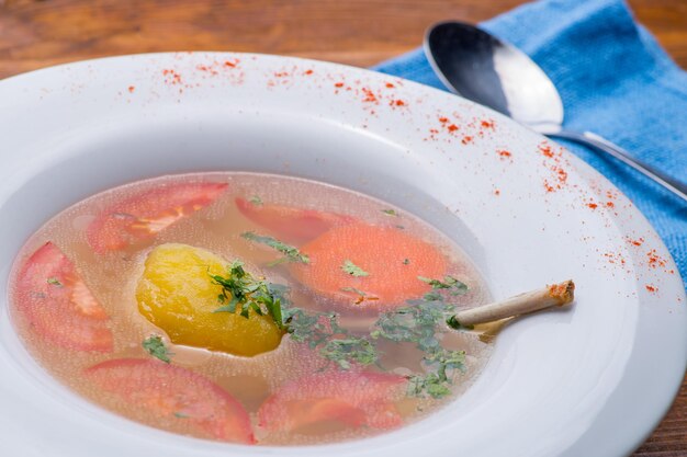 Caldo com legumes e carne