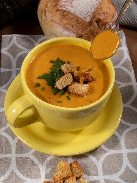 Caldo de abóbora com fundo de madeira.