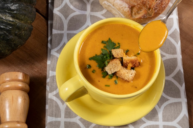 Caldo de abóbora com fundo de madeira.