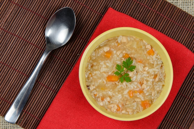 Caldo de canja de galinha quente