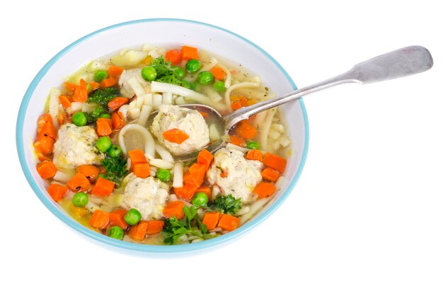 Caldo de galinha com legumes, macarrão e almôndegas.