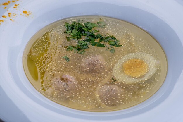 Caldo de galinha com ovo cozido