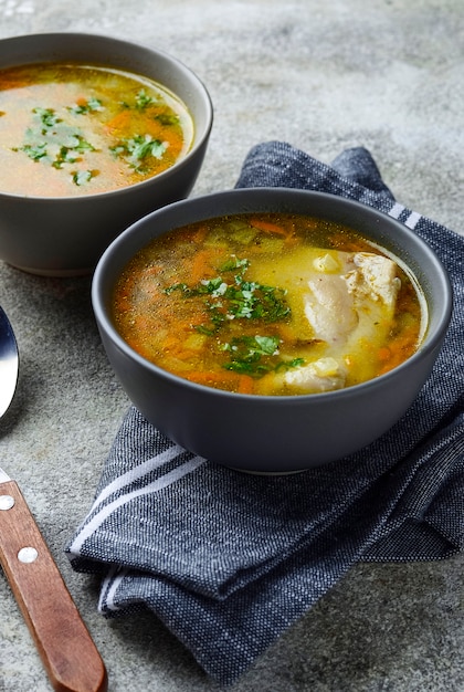 Caldo de galinha ou sopa com legumes