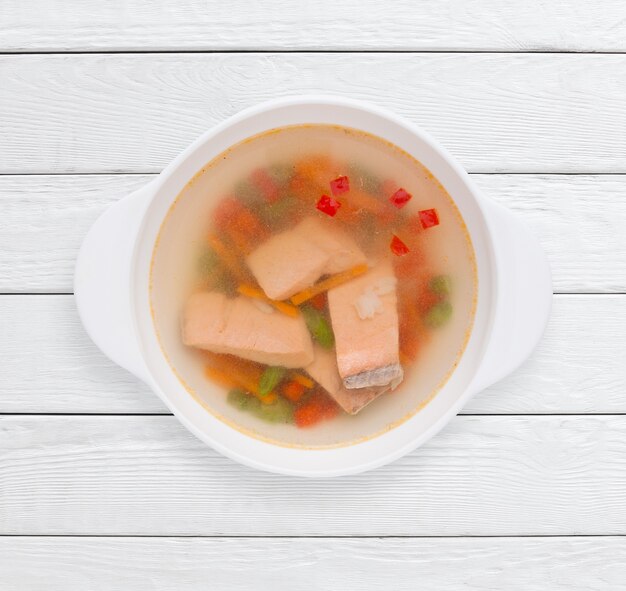 Caldo dietético con verduras y pescado rojo