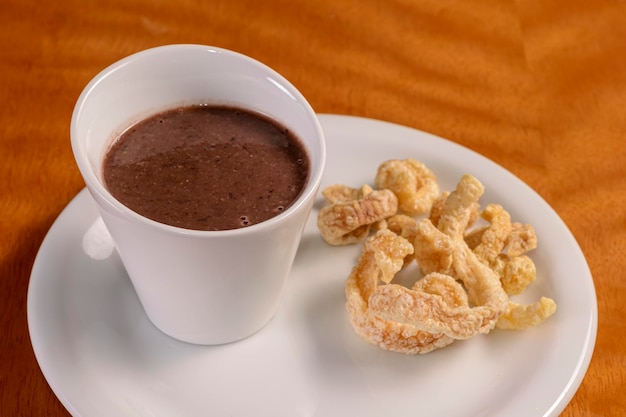 Caldo de frijol con chicharrón Aperitivo tradicional brasileño