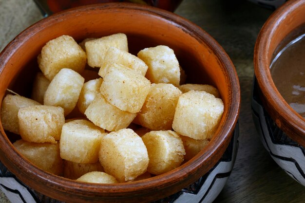 Caldo de frijoles crujientes y yuca