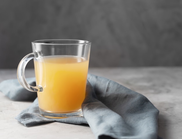 Caldo de hueso de res hecho en casa en vasos