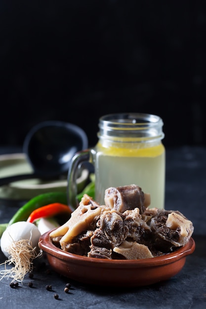 Caldo de hueso de ternera casero preparado con huesos y carne