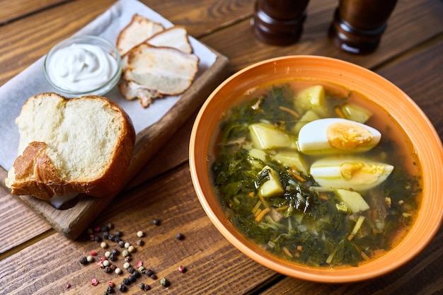 Foto caldo con huevo y pan con crema agria