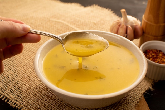 Caldo de mandioca caliente con especias en un tazón blanco