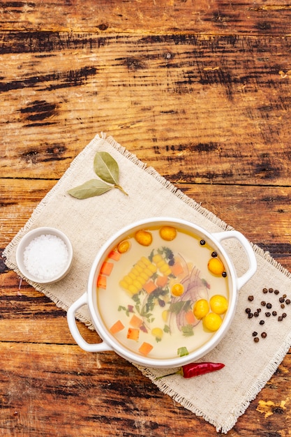 Foto caldo de pato transparente con albóndigas y verduras. caldo tradicional, comida sana.